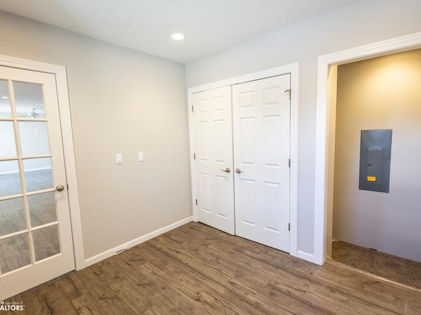 21595 Cardinal Ave, Clear Lake, IA 50428