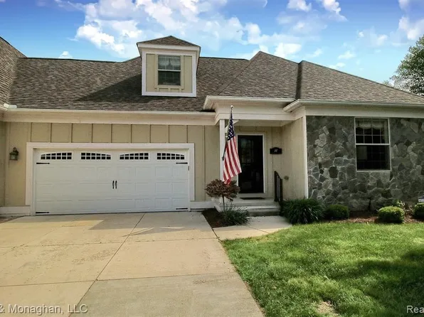 14 River Ct, Grosse Pointe Woods, MI 48236