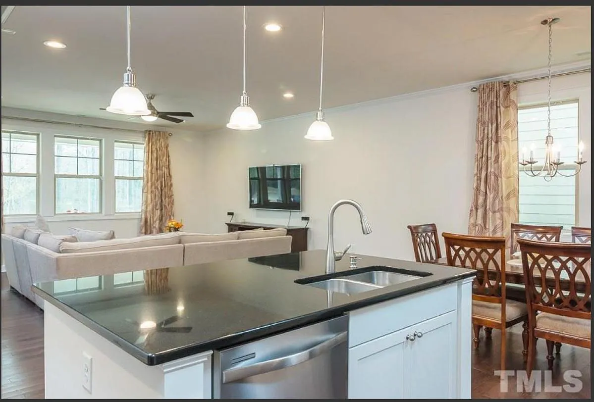 5 bed, 2.5 bath, 2620 sqft, $2,700 — Photo 4