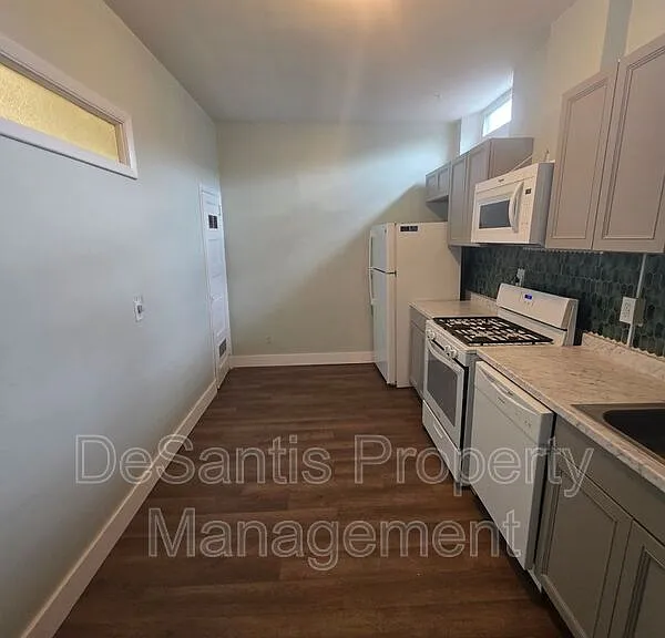 425 Walnut St #2 — Photo 36
