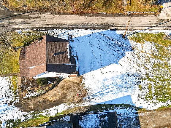 2nd image of 140 4th St