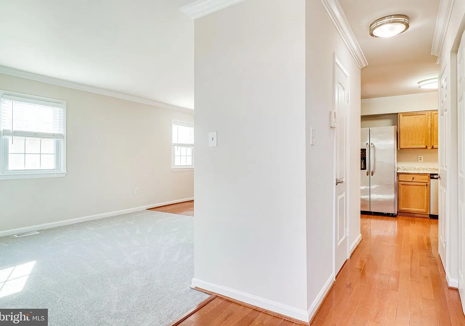 End Unit Townhome 2500 SF Walk to Vienna Metro — Photo 2