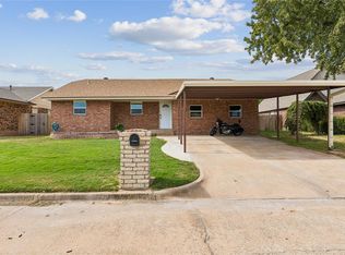 905 Crestmoor Dr, Moore, OK 73160
