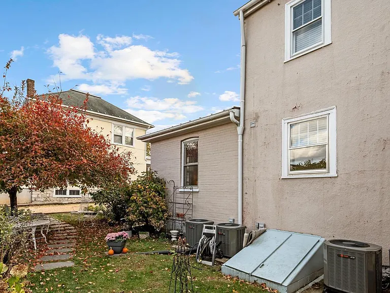 6 E Cecil St — Photo 26