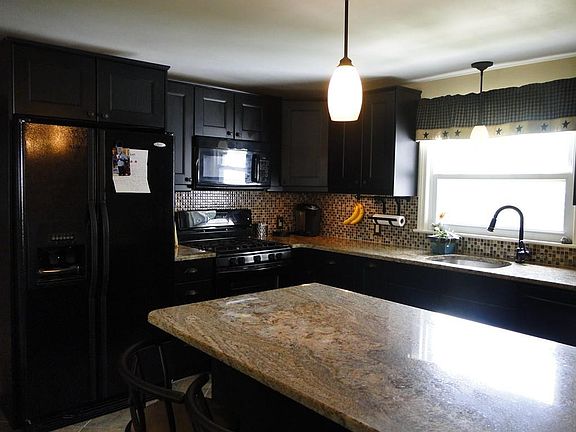 3rd image of 22 Woodland Cir