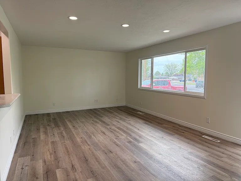 1208 Holly Dr — Photo 2