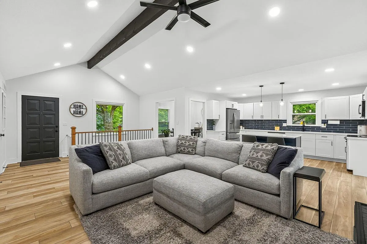 3 bed, 2.5 bath, 2026 sqft, $2,600 — Photo 4