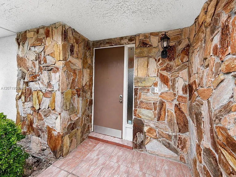 8142 Silver Palm Ct #17 — Photo 4