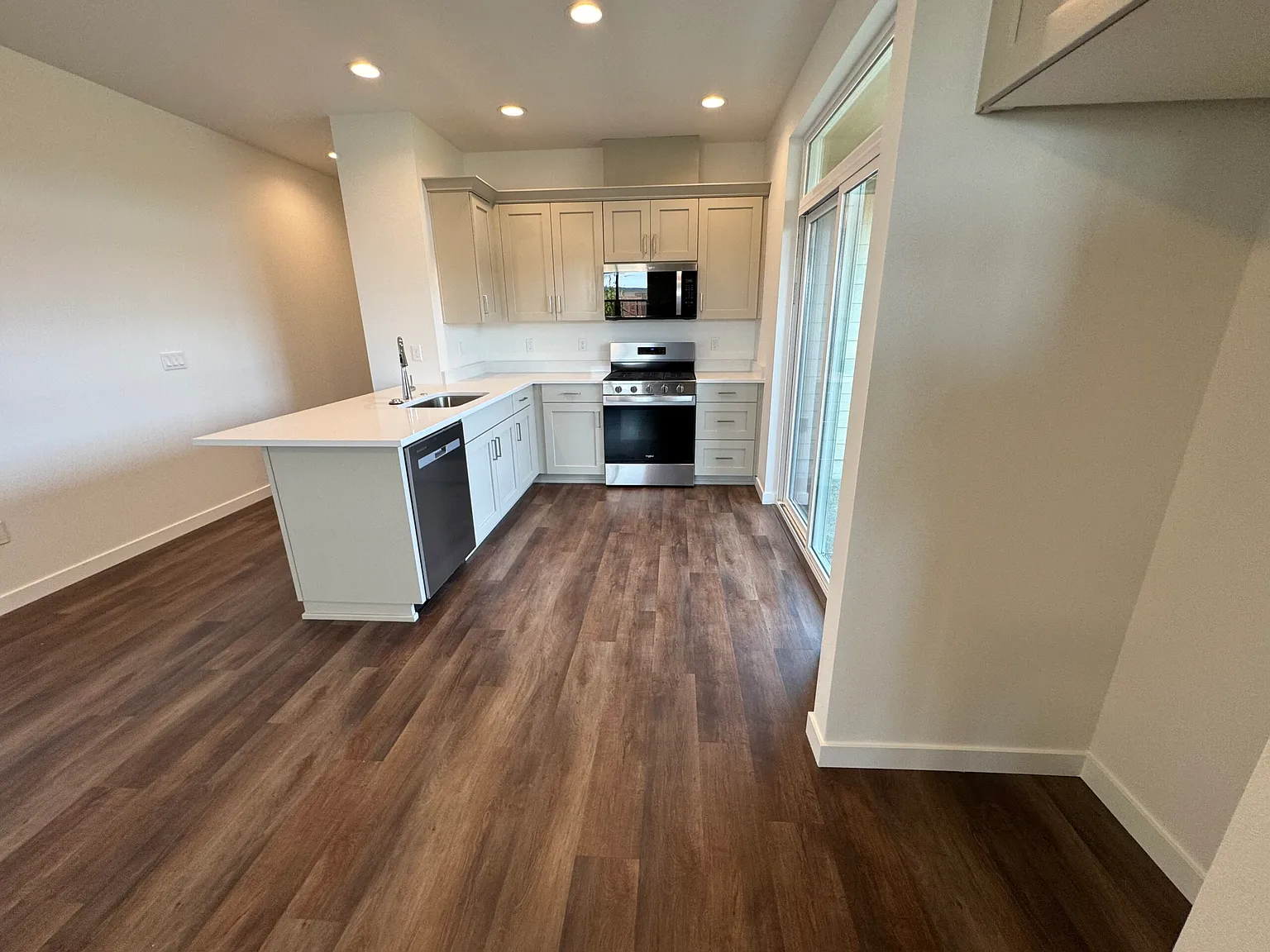 3 bed, 1614 sqft, $2,325 — Photo 4