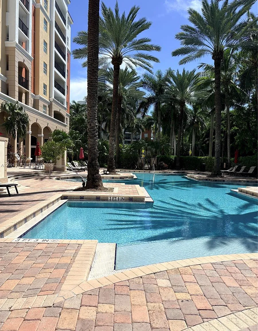 Porto Bellagio Condo — Photo 1