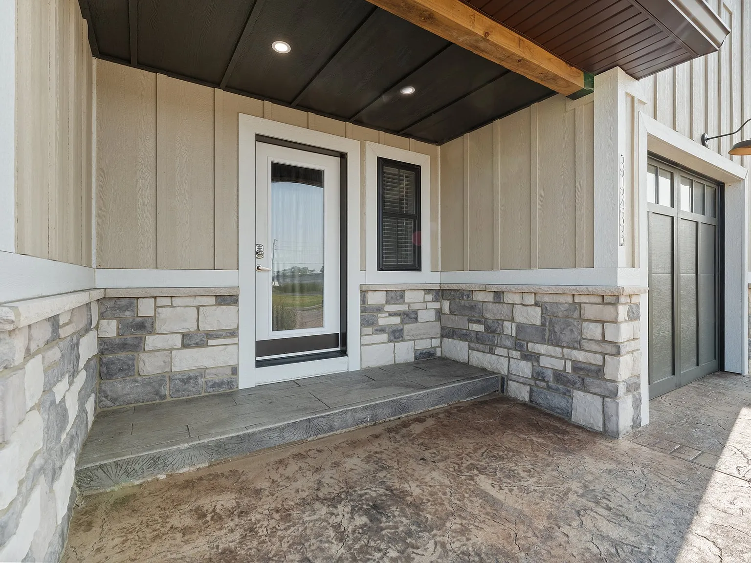3 bed, 2.5 bath, 1600 sqft, $2,000 — Photo 3