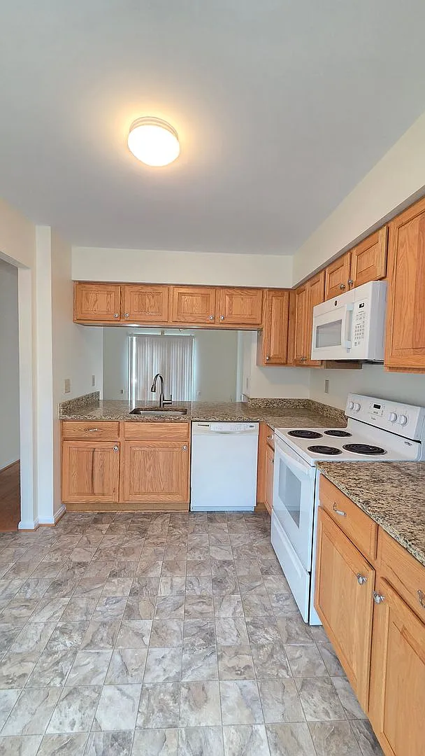 Great Arlington Location with Garage! — Photo 4