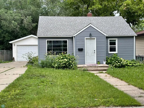 1318 11th St N, Fargo, ND 58102