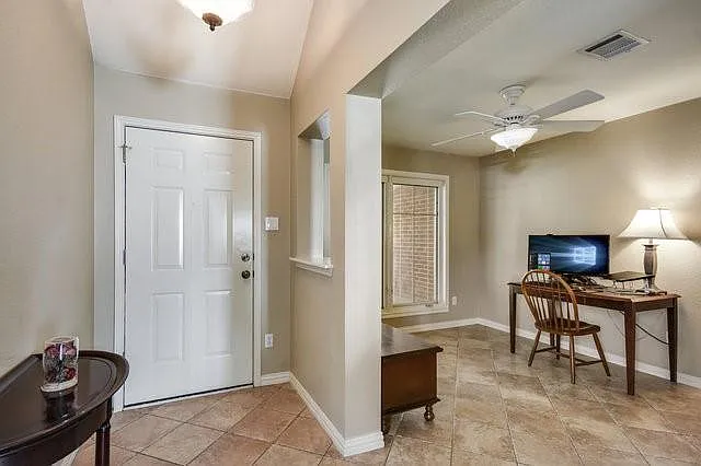 3 bed, 2.5 bath, 1905 sqft, $2,150 — Photo 3