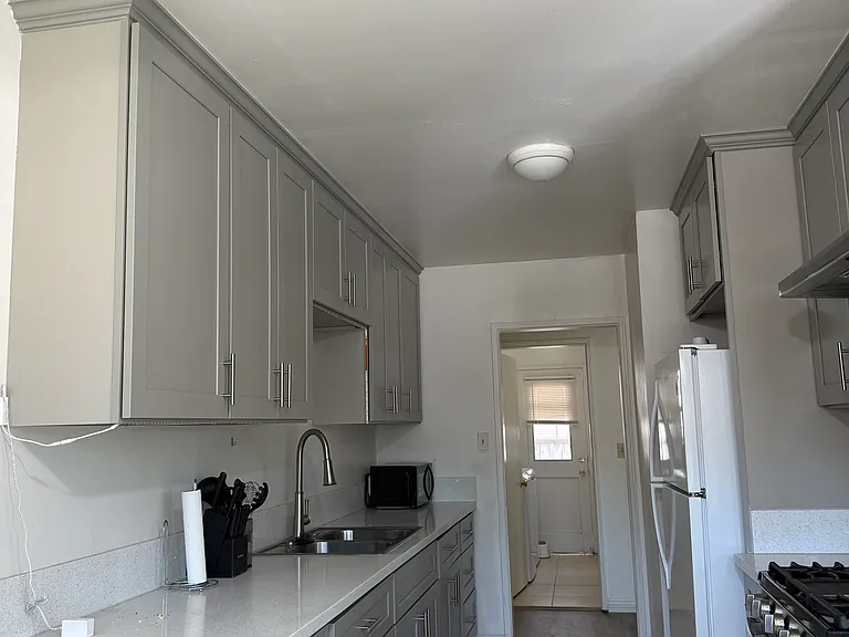 579 N Hill Ave #B — Photo 1
