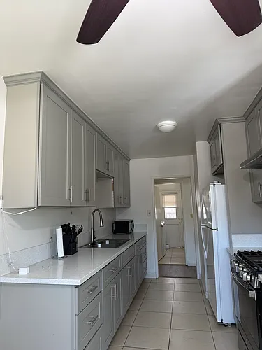 579 N Hill Ave #B Photo 1