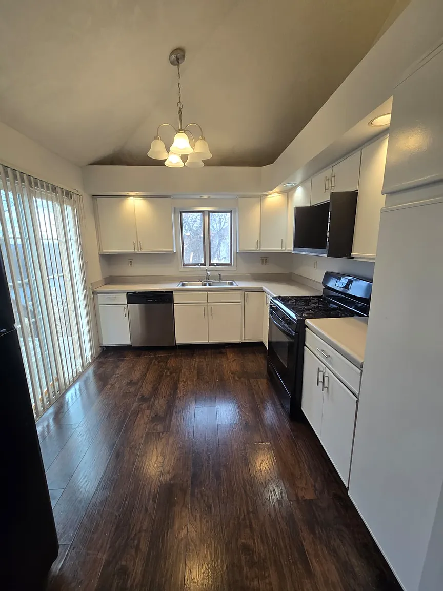 923 Vankirk St photo 1
