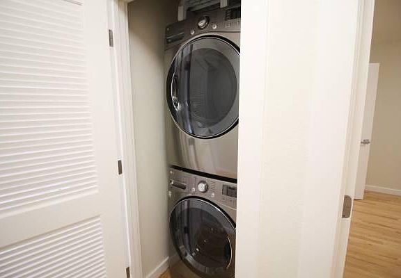4th image of 1085 S Van Ness Ave APT 110