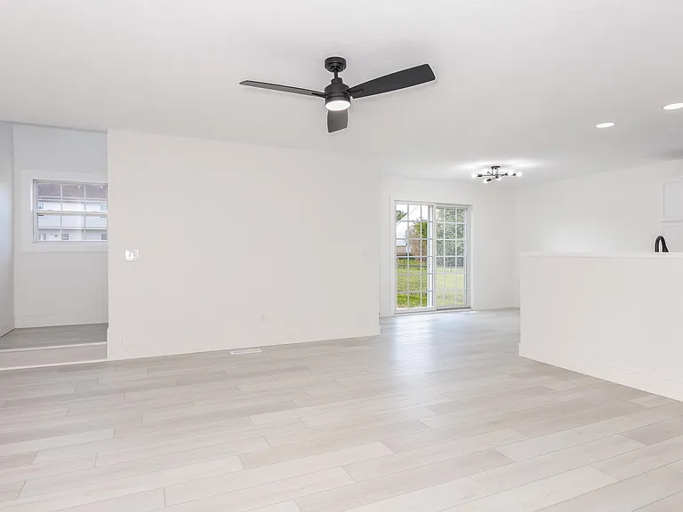 2805 Gill St — Photo 2
