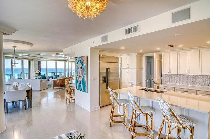 3 bed, 4.5 bath, 3955 sqft, $25,000 — Photo 4
