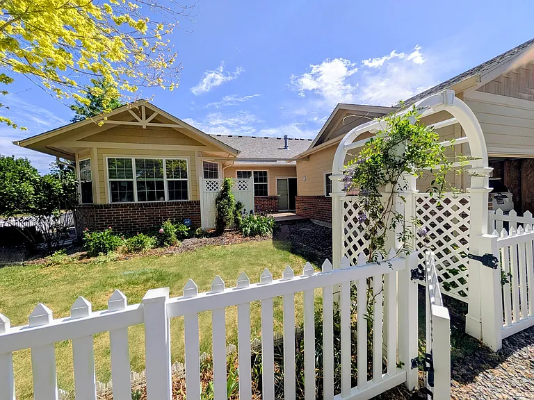 221 Homestead Pkwy — Photo 6