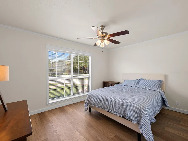 303 Lakeway Dr — Photo 22