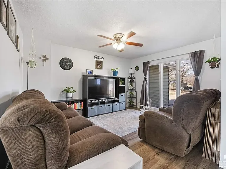 308 Harvey Cir — Photo 2
