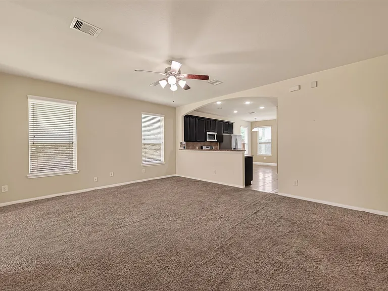 1251 S Maple Dr — Photo 4