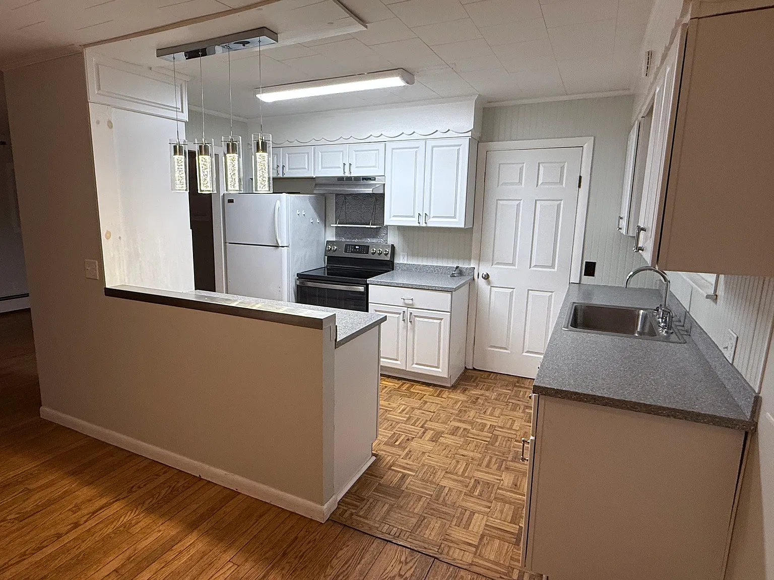 3 bed, 1.5 bath, 1200 sqft, $2,000 — Photo 3