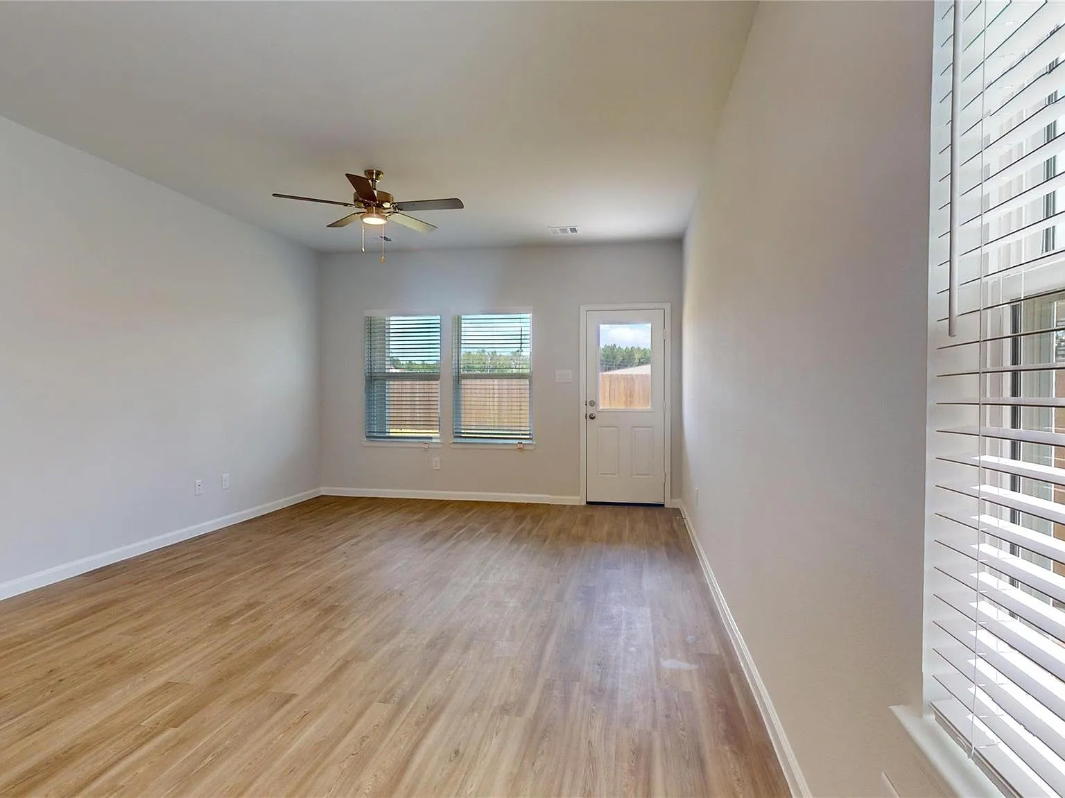 4 bed, 2.5 bath, 1919 sqft, $2,150 — Photo 3
