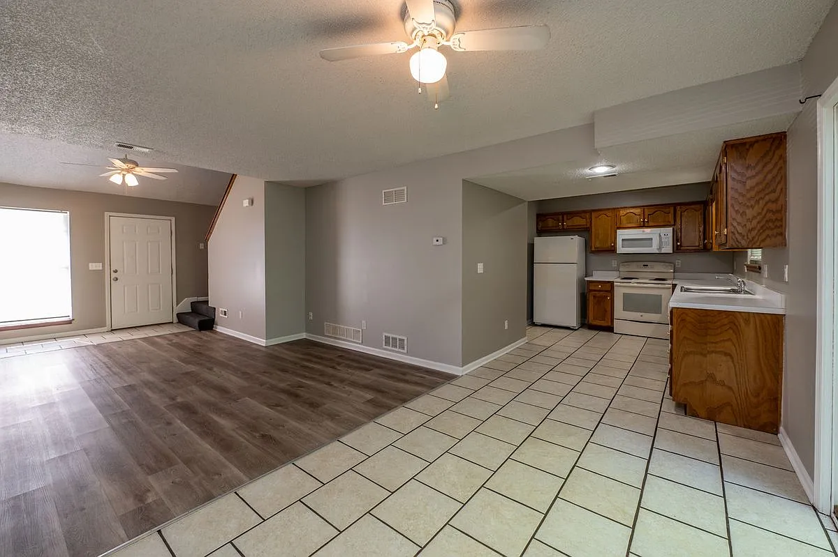 3 bed, 1.5 bath, 1300 sqft, $1,800 — Photo 3