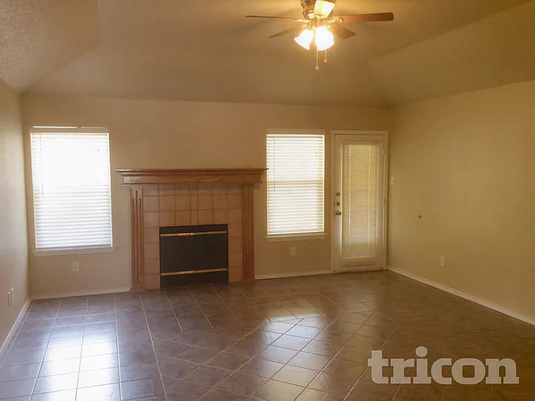 525 Arbor Ln — Photo 2