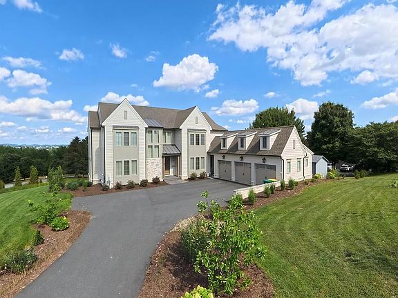3rd image of 1 Strawberry Ln