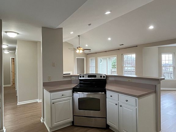 4th image of 135 Hanover Dr