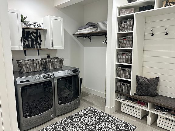 Mudroom/laundry room