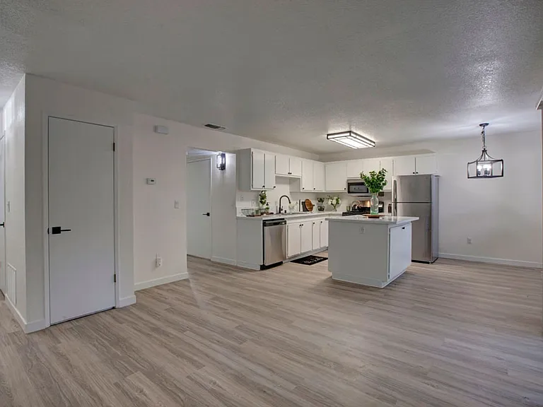 St. George Apartments — Photo 20