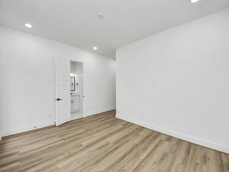 3915 Tuam St #B — Photo 16