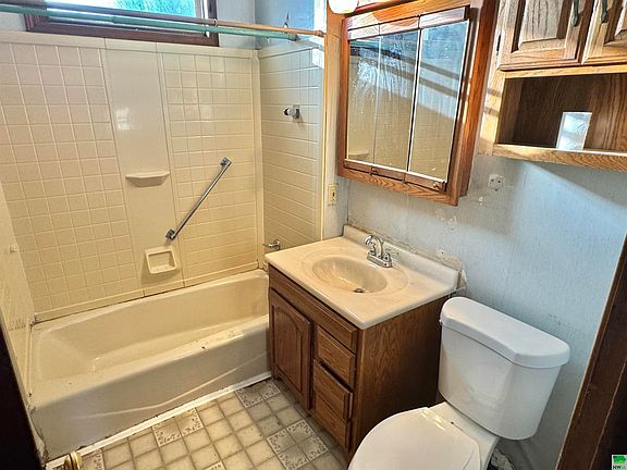 5th image of 2515 Chambers St