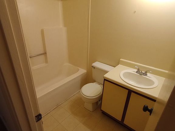 3rd image of 440 8th Ave NE APT L