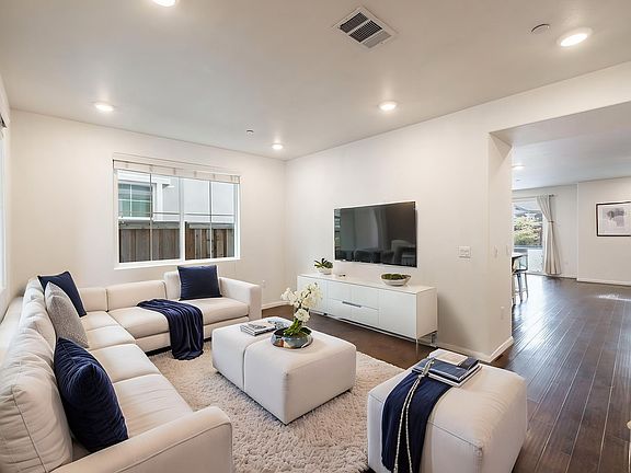 4th image of 974 Princess Way