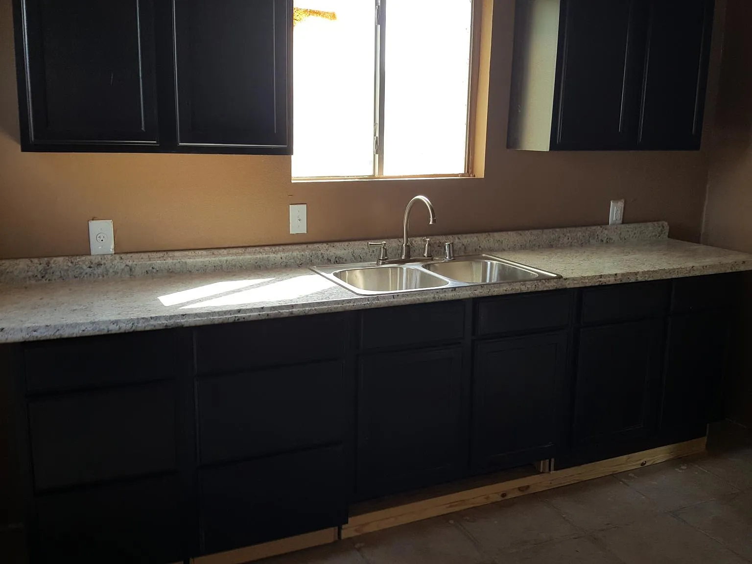 3 bed, 1100 sqft, $1,100 — Photo 3