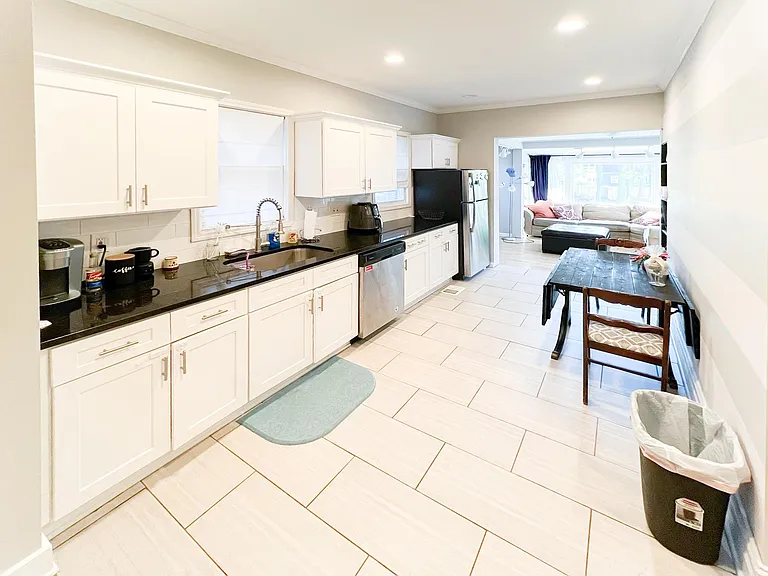200 Laburnam Cres #1 — Photo 11
