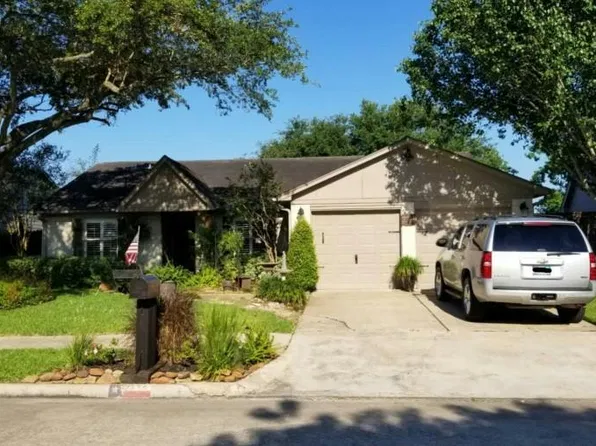 2316 Meadow Green Dr, Pearland, TX 77581