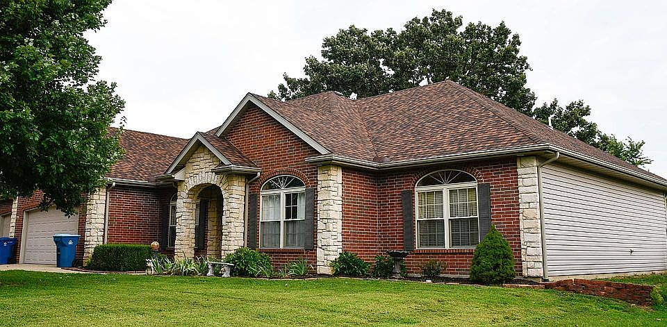1st image of 104 W Oaks Dr