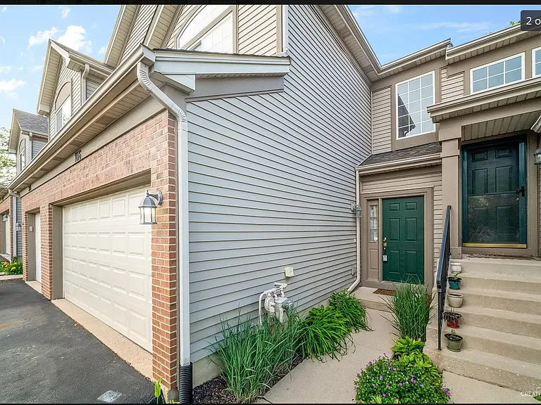 1076 Parkhill Cir — Photo 2