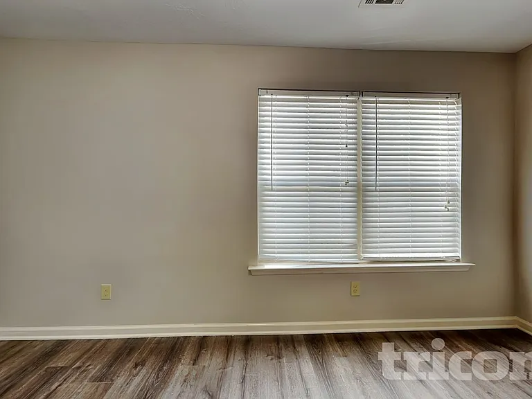 8015 Battle St — Photo 11