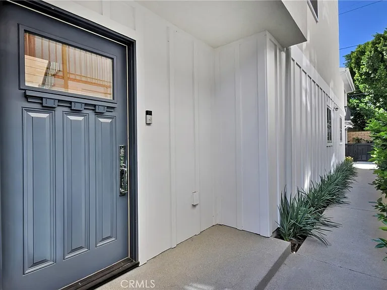 4641 Cahuenga Blvd — Photo 3