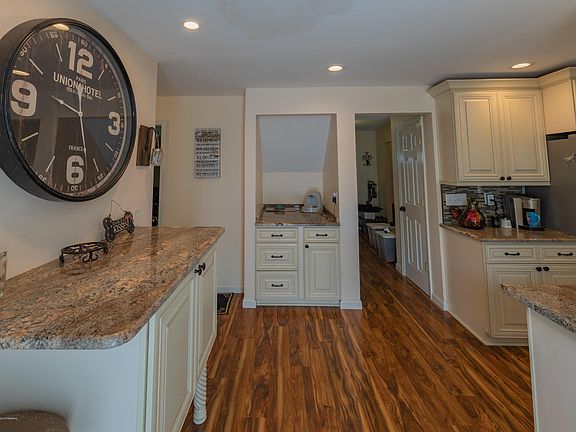 4th image of 140 Joanna Dr