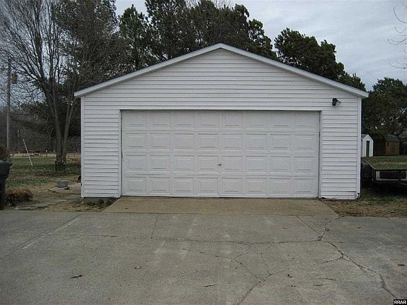 DETACHED WORKSHOP/GARAGE