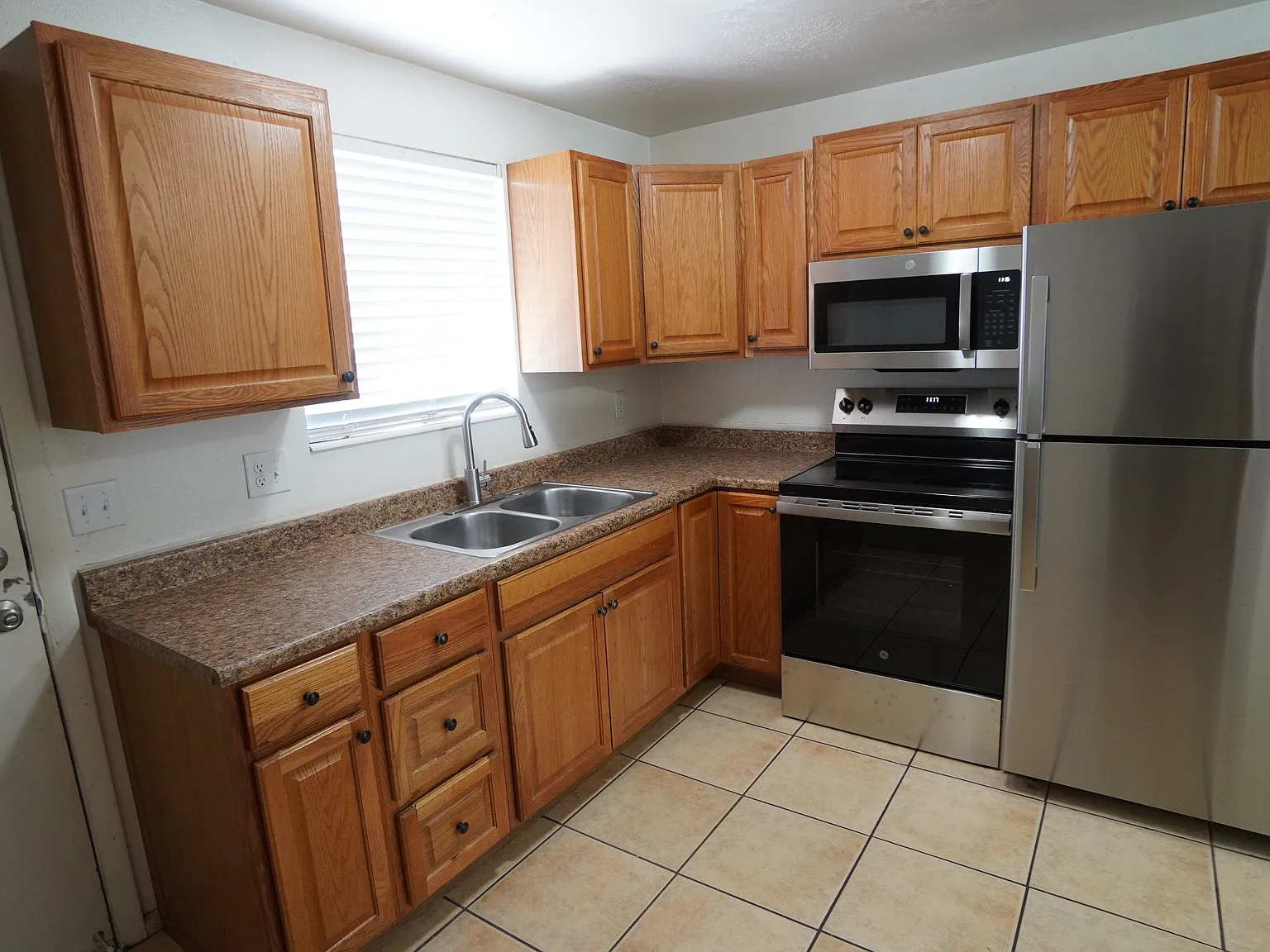 Must see Townhome @ 1273 E Gordon Ave, Layton! — Photo 4